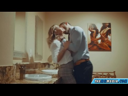 ❤️ כשבלונדינית חזה מפתה אותך בשירותים ציבוריים ❌ פורנו רוסי אצלנו ❌